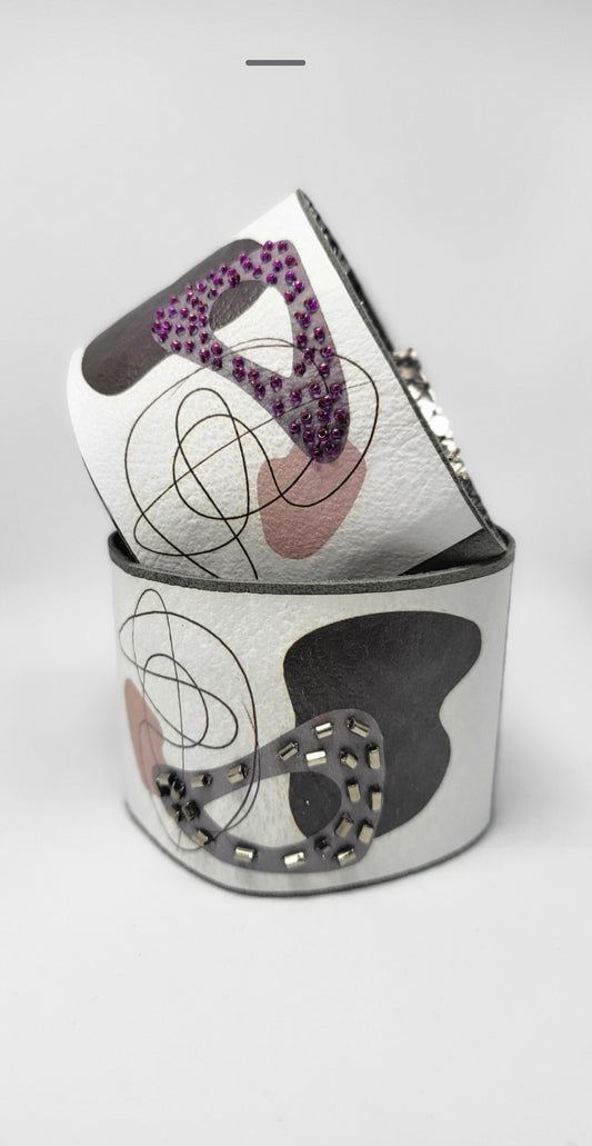 Bracciale in Pelle con Design Geometrico e Perline