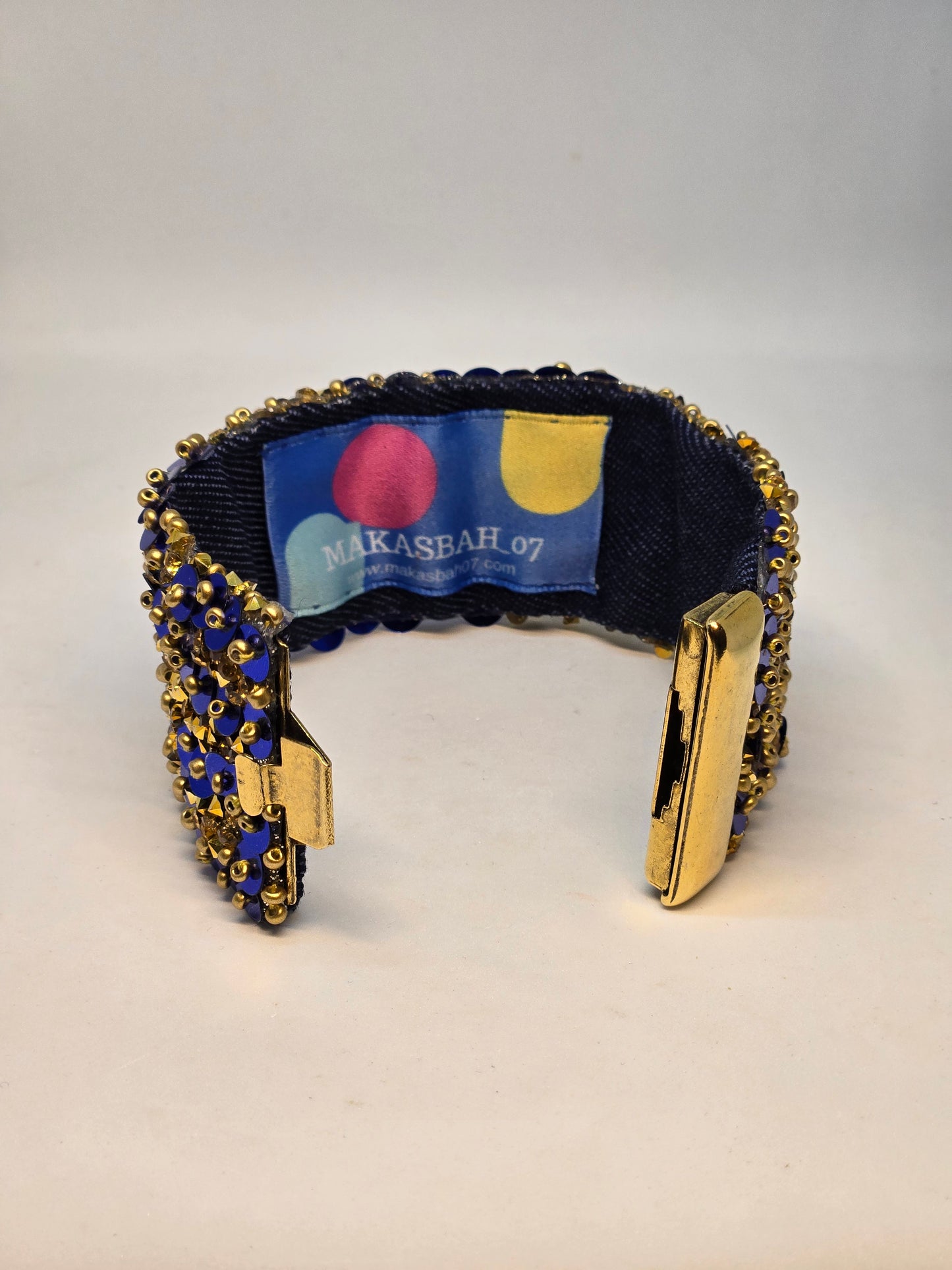 "Bracciale Eleganza Denim: Design Arabesque in Blu e oro