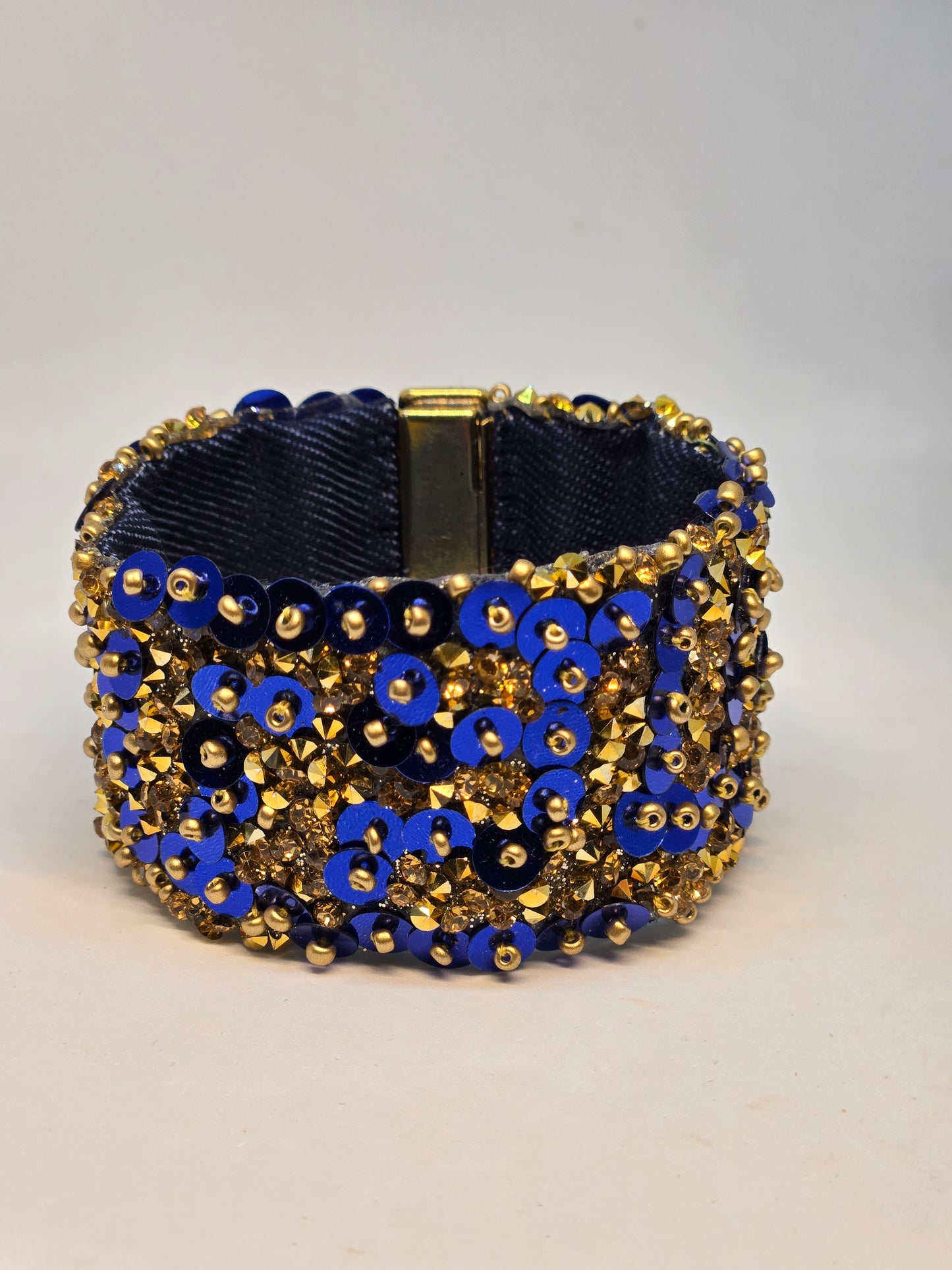 "Bracciale Eleganza Denim: Design Arabesque in Blu e oro