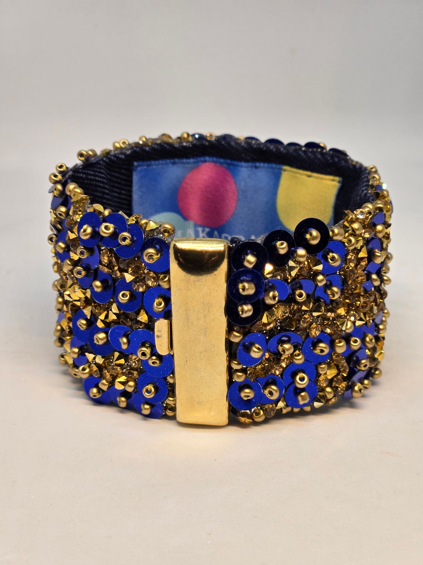 "Bracciale Eleganza Denim: Design Arabesque in Blu e oro